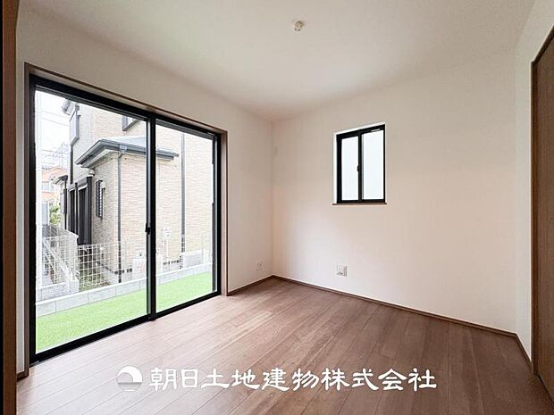 【洋室 (約4.5帖)】リビング横のお部屋は、子供の遊び場や客間に大変便利です♪