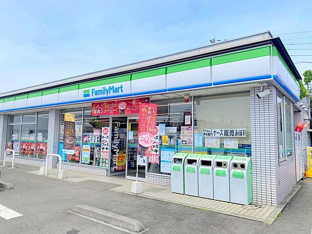 【ファミリーマート 座間栗原中央店】 駐車場も広いので立ち寄りやすいお店です。商品も充実しています。