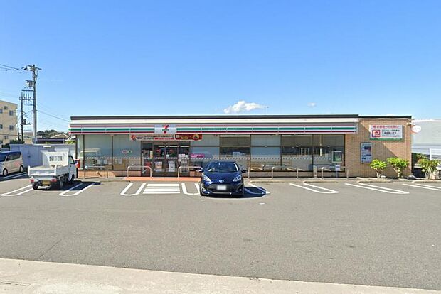 【セブンイレブン 綾瀬小園中央店】 店舗内は綺麗に整理されています。 品揃えも良い気がします。 ポップが可愛くて見やすいです。 店員の対応も良いです。