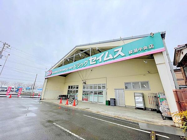 【ドラッグストアセイムス　綾瀬中央店】　薬だけでなく、スーパー並みの食品の品揃えが有ります。大きな通りに面しているので、比較的出入りもしやすいです。