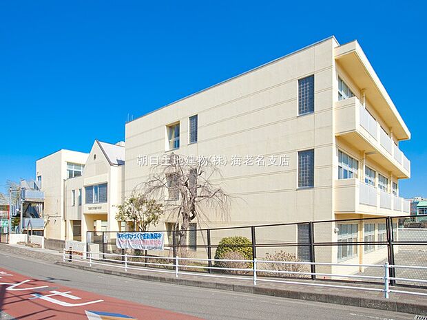 【綾瀬市立早園小学校】 敷地が広く北側の一部から東側の一部にかけては擁壁があるのでお城みたいです。運動場が広く子供たちが運動している様子もよく見かけます。