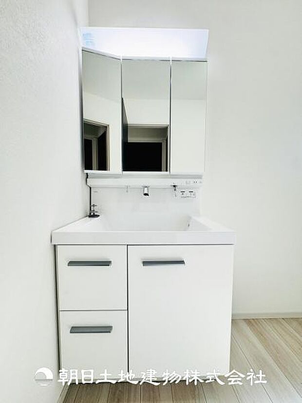 【洗面化粧台】三面鏡タイプの洗面化粧台になっておりまして裏側には収納ができるスペースがございます!