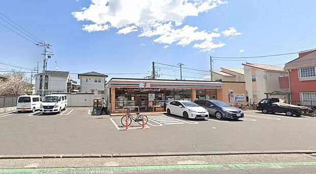 【セブンイレブン 茅ヶ崎香川4丁目店】 郵便ポストがあり便利です。店員さんの対応も良く、店内も綺麗で買い物がしやすいです。駐車場もあります。