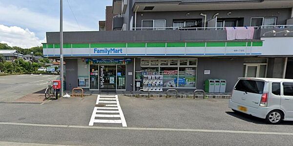 【ファミリーマート　座間一丁目店】　駐車場が広く停めやすいです。店員さんの対応も良く気持ちよく買い物ができます。