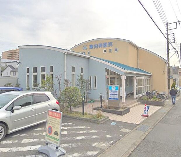 【東内科医院】　駐車場がかなり広く停めやすいです。院内も綺麗で自分の順番が電子掲示板によりどのくらいか予測できます。雰囲気もよく人気な病院です。 