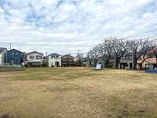 【釜田第7公園】 子どもが走り回るには十分な広さの公園です。設備にはトイレ、水飲み・手洗い場があります。遊び場には砂場、すべり台があります。