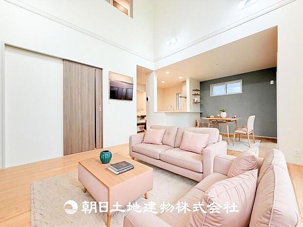 【LDK (約17.75帖)】※画像は実際の室内写真をもとに、家具・調度品の配置例をCG合成したもので、実際とは多少異なります。また、家具等は販売価格に含まれません。