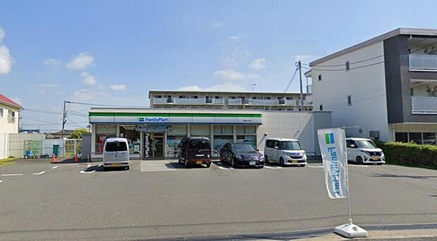 【ファミリーマート　平塚虹ヶ浜店】　駐車場があり利用しやすいです。店内も綺麗で買い物がしやすいです。