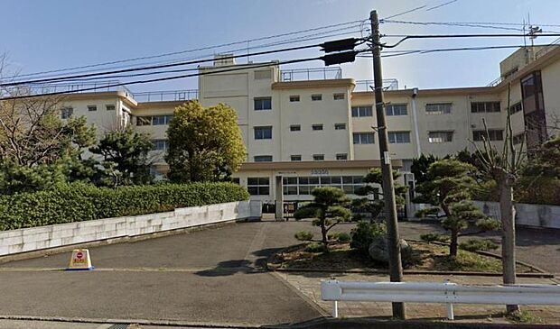 【平塚市立花水小学校】 中学校が向かいにあります。人数が多いため運動会などの親御さんが参加できるイベントが盛り上がります。