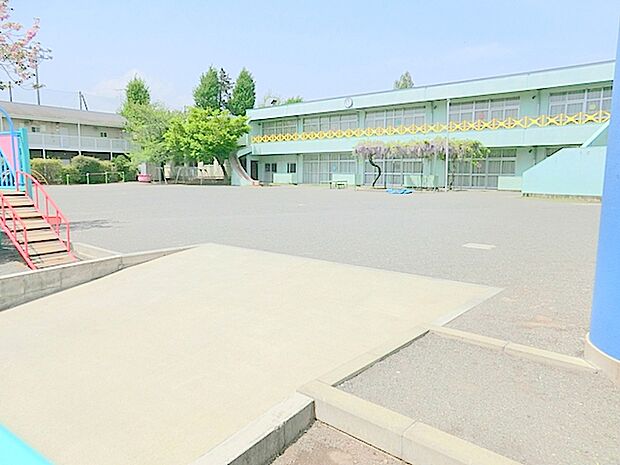 【小鮎幼稚園】 園庭が大きく、園児がのびのびと育っている幼稚園です。先生たちも元気いっぱいです。