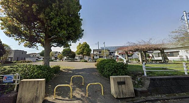 【こまつ中公園】 清掃が行き届いていて、子供を安心して遊ばせられます。