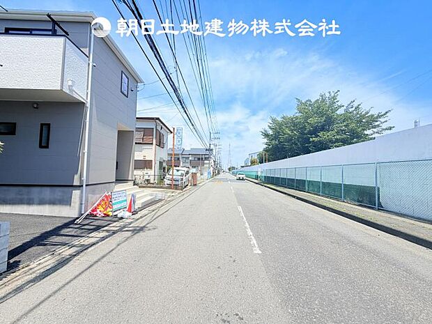 【前面道路+現地写真】交通量の少ない前面道路は、小さなお子様がいるご家庭も安心です♪
