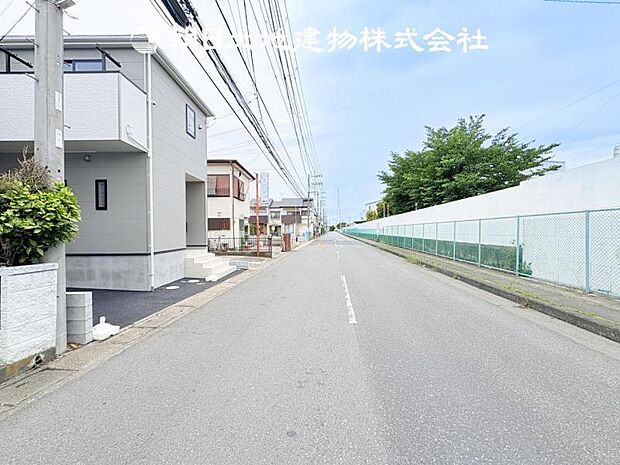 【前面道路＋現地写真】交通量の少ない前面道路は、小さなお子様がいるご家庭も安心です♪