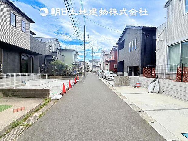 【前面道路＋現地写真】交通量の少ない前面道路は、小さなお子様がいるご家庭も安心です♪