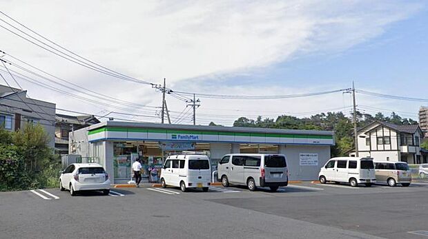 【ファミリーマート 相模原上溝店】 駐車場が広く入りやすいです。お店の雰囲気が良いです。