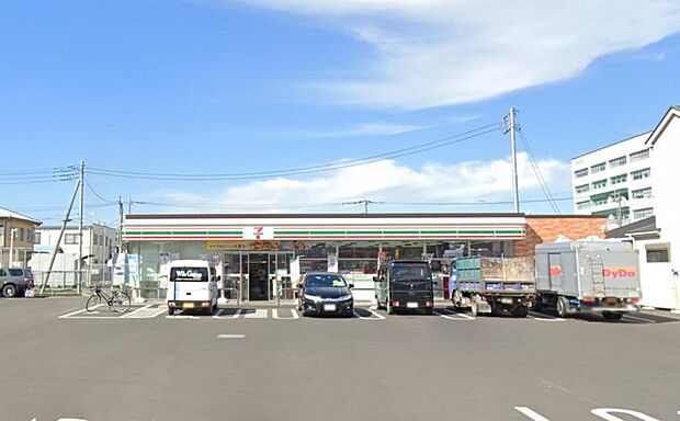【セブンイレブン 座間相武台東店】 駐車場の広さがあります。店内は商品が所狭しと並んでいます。また店員さんの対応も明るく元気です。