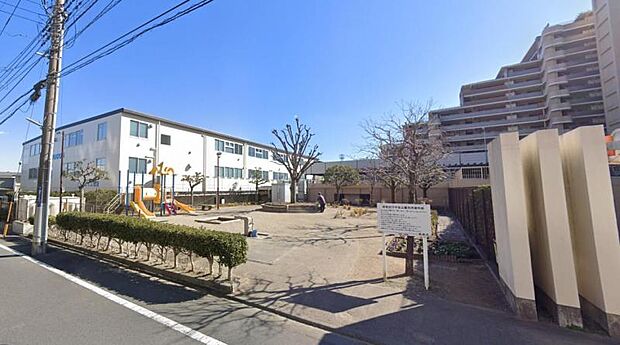 【相武台けやき公園】 公園の真ん中に大きなけやきの木が入った花壇がある公園です。