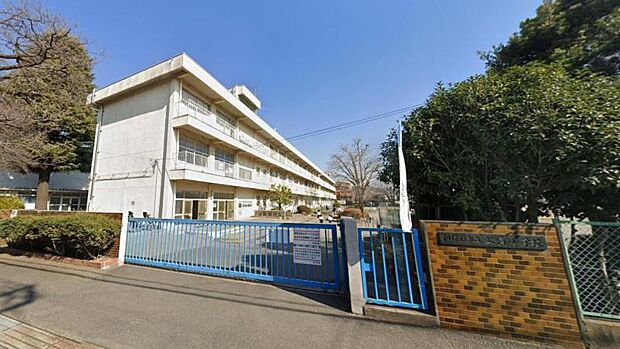 【相模原市立上溝小学校】 近所の方からも登下校中に挨拶を交わされることが多いです。地域に根づいている学校です。