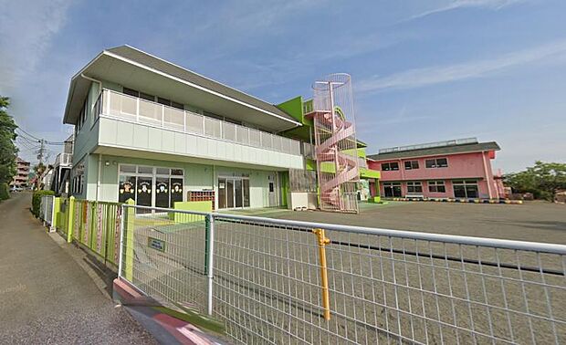 【つるまき幼稚園】　子供が楽しんで生活出来るように植物を育てたり、夏は水遊びをしたり、みんなでしっかり体を動かしたり、のびのび育ててくれる幼稚園です。