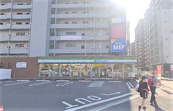 【ファミリーマート　海老名中央三丁目店】　海老名駅から近いです。イートインスペースもあります。駐車場も広いです。
