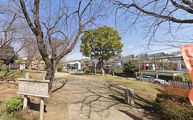 【愛名第二公園】 県道63号沿いにある公園です。遊具と公園内の大きな木があり、広くはないのですが自然と目に止まる様な公園になっています。春には桜が綺麗に咲きます。
