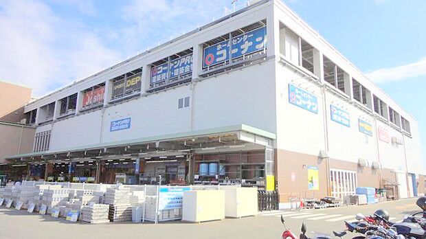 【コーナン 厚木店】 1階にホームセンター、2階には家電量販店とスポーツデポが入っている複合施設になっています。店内には天井が高く、広い敷地になっています。