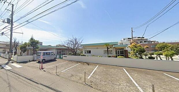 【平塚市立ひばり幼稚園】　遊び中心の幼稚園で、子供が子供らしくのびのび遊ぶことができます。園庭が広いです。