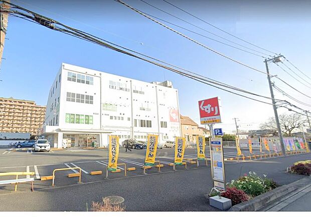 【スギドラッグ 海老名東柏ケ谷店】 駐車場を完備していてとても車を停めやすいです。薬だけでなく食料品からお酒まで何でも揃います。調剤薬局も併設しているので便利です。