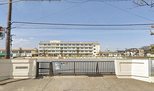 【平塚市立富士見小学校】　住宅街にあり朝は集団登校、保護者見守りが積極的に行われています。校庭も広く、環境が整っています。
