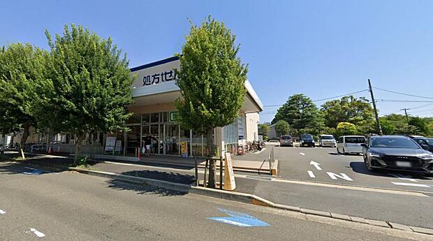 【クリエイトSD 平塚四丁目店】 駐車場が広くて入りやすいです。食料品や日用品などの品揃えが良いです。