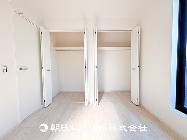 【クローゼット (寝室 約6帖)】収納力たっぷりなダブルクローゼットを設置♪