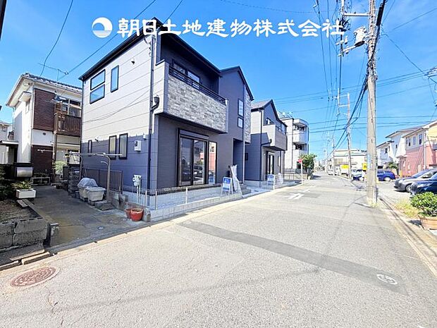 【前面道路+現地写真】交通量の少ない前面道路は、小さなお子様がいるご家庭も安心です♪