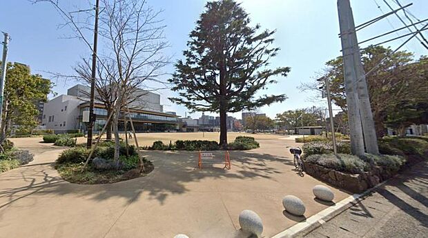【見附台広場】 ひらしんホール(元市民会館)にくっついてる広い公園です。遊具のエリアは区切られています。広場は犬の散歩の人などもいます。