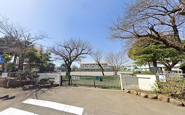 【平塚市立中原小学校】 立地は住宅地に囲まれていて、幼稚園もすぐそばにあることから登下校時の近所の方の見守りも熱い印象です。