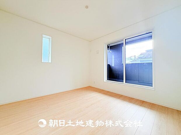 【洋室 (約6.3帖)】バルコニーに面した明るいお部屋です♪