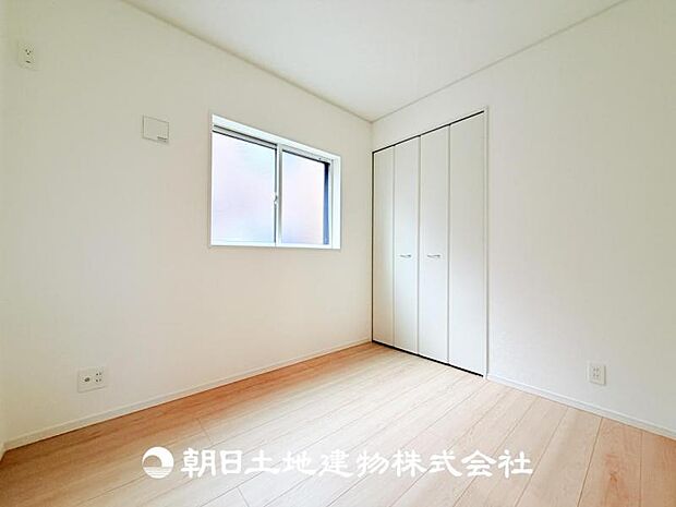 【洋室 (約3.7帖)】客間や子供の遊び場に便利なリビング横のお部屋です♪