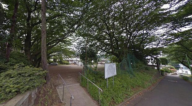 【明王第2公園】小田急線路沿いにある小さな公園です。