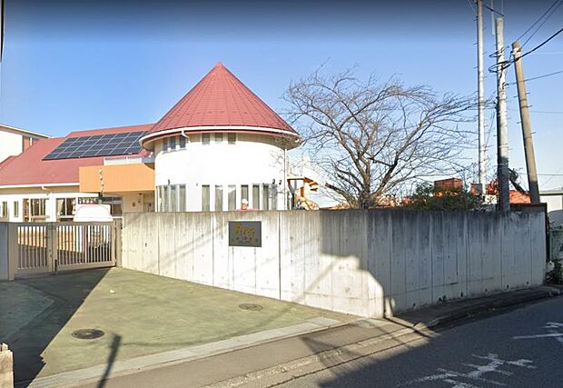 【ピッピことり保育園】 室内にはネット遊具、クライムウォールをはじめ、園庭には遊具やウッドデッキ、屋上にはプールエリアと遊戯スペースなどがある園です。