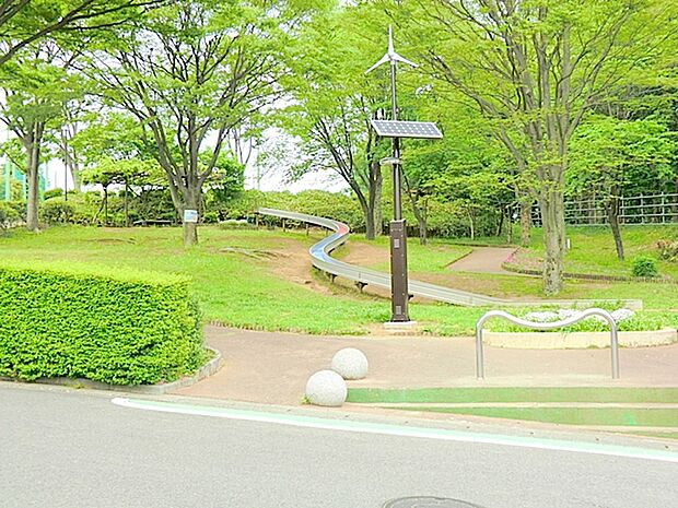 【綾西公園】 きれいに整備されて、木立が風に揺れてとても、落ち着く公園です。