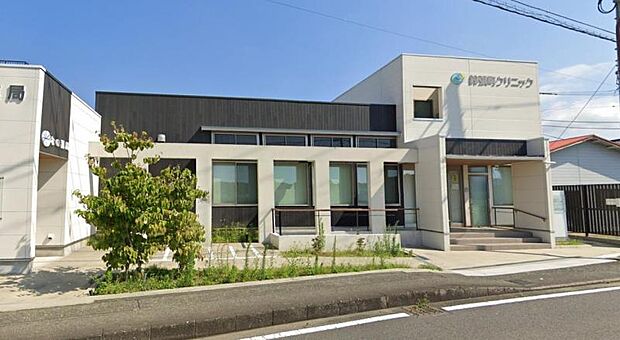 【鈴張町クリニック】 駐車場が広く車での通院に便利です。院内は綺麗で清潔感があります。