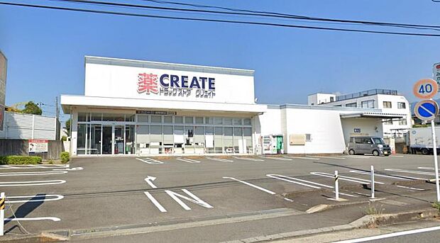 【クリエイトSD 秦野鈴張町店】 食料品や日用品など品揃えが豊富です。駐車場もあり便利です。
