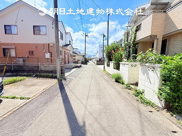 【前面道路+現地写真】交通量の少ない前面道路は、小さなお子様がいるご家庭も安心です♪