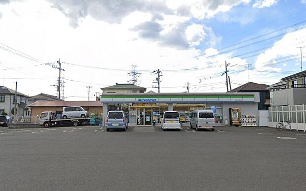 【ファミリーマート 伊勢原下落合店】 駐車場が広いです。野菜も販売しています。