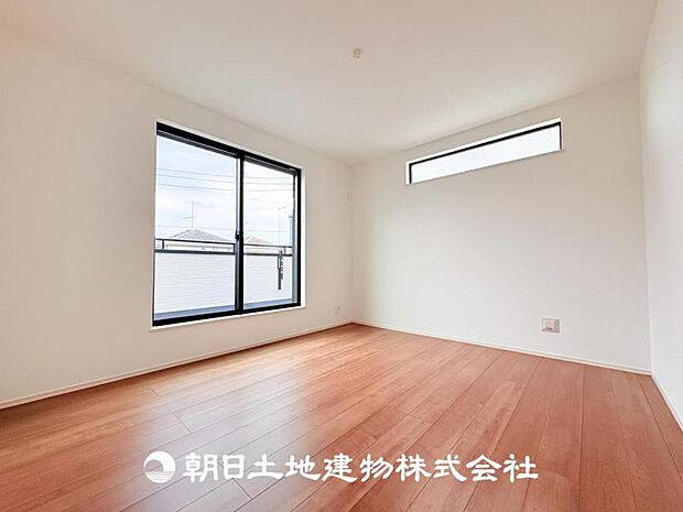 【洋室 (約6帖)】バルコニーに面した明るいお部屋です♪