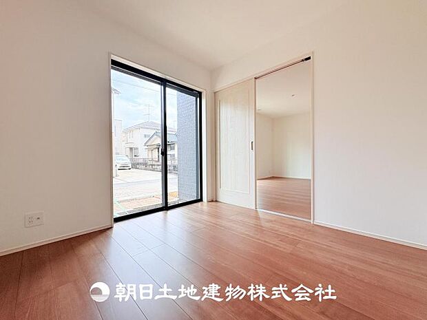 【洋室 (約4.5帖)】客間や子供の遊び場に便利なリビング横のお部屋です♪