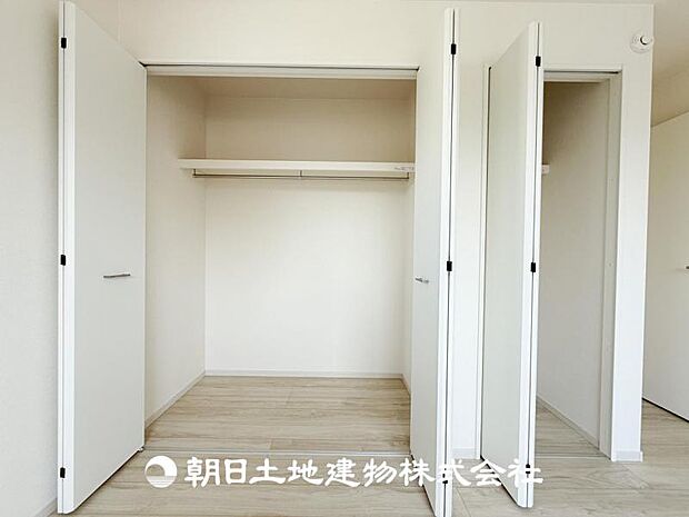 【クローゼット (寝室 約7.5帖)】収納力たっぷりなダブルクローゼットを設置♪
