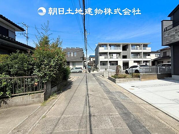 【前面道路+現地写真】交通量の少ない前面道路は、小さなお子様がいるご家庭も安心です♪