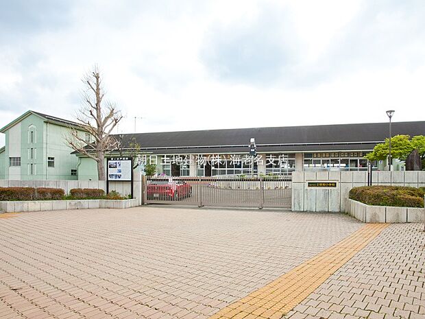 【厚木市立上依知小学校】 設立は平成に入ってからで高台に有る為、校舎からは緑豊かな景色が一望出来ます。