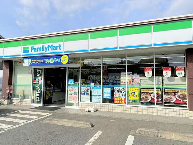 【ファミリーマート 厚木上依知店】 駐車場は横長に広いです。店内もきれいで明るくすっきりしています。