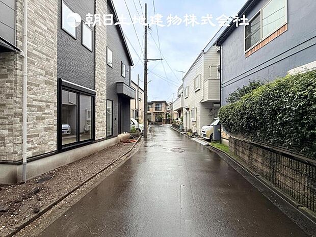 【前面道路+現地写真】交通量の少ない前面道路は、小さなお子様がいるご家庭も安心です♪